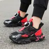 Tênis com fivela giratória, novo modelo de primavera, sapatos atléticos respiráveis, tênis esportivos leves de malha, sapatos casuais para meninos mais velhos