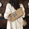Bolsa tote de gran capacidad, nuevo estilo 2026, moda casual de otoño, diseño a rayas, elegante y con estilo, adecuada para ir al trabajo, alto atractivo estético para mujeres