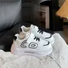 Primeros Zapatos para Caminar para Niños Zapatos de Skate de Caña Baja Estilo Otoño 2025 Zapatos Casuales para Niñas Zapatos Deportivos para Niños Zapatos Pequeños y Medianos para Niños Zapatos Planos