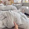 Conjunto de cama de quatro peças listrado em algodão lavado imitação de algodão Classe A, toque macio e parecido com nuvem na pele, capa de edredom individual, conjunto de lençol com elástico de três peças para dormitório estudantil