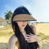 26 Novos Estilos de Chapéus de Sol de Verão para Mulheres: Chapéus de Palha Abertos na Parte Superior com Aba Larga, Proteção UV e Chapéus de Sol Trançados