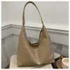 Bolsa tote de gran capacidad estilo coreano, perfecta para los desplazamientos al trabajo, con un diseño sofisticado, disponible en marrón y múltiples colores, y se puede llevar como bolso de hombro o bolso cruzado