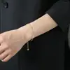 Pulsera de Acero de Titanio con Incrustaciones de Diamante Floral Lucky Hollow para Mujer, Pulsera de Diseño de Nicho, Joyería para Mejor Amiga Estilo Mori