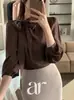 Camisa elegante e delicada estilo coreano com gola de laço diagonal, blusa pullover de cor sólida doce para primavera/outono 2026
