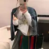 Camiseta de Manga Longa com Estampa de Gatinho para Mulheres Estilo Europeu 2025 Outono Nova Moda Europeia Camisa Básica Solta Tendência