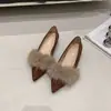 Zapatos de mujer con decoración de felpa, que aumentan la altura, de punta fina, boca poco profunda, colección de otoño 2026, zapatos de moda versátiles para el trabajo y los desplazamientos, adelgazantes