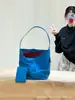 Bolsa de Hombro de Nylon Relajante Roja para Mujer Moda Viajera Ligera Gran Capacidad Tipo Cubo