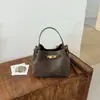 Bolsa de balde estilo retrô transfronteiriça, um design novo e estiloso, perfeita para o uso diário, versátil para o trajeto para o trabalho e pode ser carregada como bolsa de ombro ou bolsa transversal.