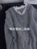 Suéter de punto con cuello en V y costuras de encaje gris estilo coreano para mujer, otoño 2024, nuevo top holgado de alta gama