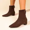 Botines cortos de diseño de nicho estilo francés con punta para mujer, otoño/invierno 2026 nuevos botines cortos de moda de gamuza retro de tacón bajo