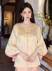 Nova coleção de outono estilo chinês: um conjunto apresentando uma jaqueta com bordado pesado e padrão floral em degradê e um vestido camisola combinando, adornado com contas. P9006