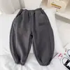 Calça de moletom forrada com fleece para meninos, novo estilo outono e inverno 2024, calça infantil moderna e folgada, calça comprida casual para crianças em idade escolar