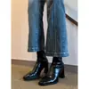 Botas de tornozelo femininas de couro com salto alto, nova coleção outono/inverno 2026, botas estilo Martinas com bico quadrado, salto grosso, elástico, botas de ajuste justo