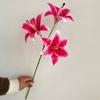 Fita de impressão 3D de lírio de 3 cabeças, material de alta qualidade, enfeite de lírio de casamento, flor falsa, fundo de salão de casamento, flor artificial