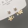 Pendientes Cortos Curvos de Plata S925 Nalan para Mujer Elegantes Perla Sintética Dulce Florales Completamente Diamantados M02060