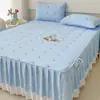 Saia de Cama Acolchoada de Algodão Lavável Estilo Princesa Peça Única Lençol de Cama de Verão com Renda na Borda Esconde Imperfeições Capa de Cama Conjunto de Três Peças Antiderrapante