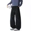 Pantalones deportivos negros para hombre con costuras de contraste, diseño cruzado, pierna ancha, cintura elástica con cordón, corte holgado, caída fluida, estilo deportivo, largo hasta el suelo para hombres jóvenes