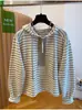 Camiseta de Manga Larga a Rayas con Capucha y Media Cremallera Estilo Coreano Holgada para Mujer en Otoño e Invierno Diseño de Color Contrastante Sudadera Pulóver que Reduce la Edad Ins