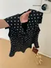 Wgwe8946 Guangzhou Shisanxing Moda Feminina Verão Novo Camisa de Bolinhas Manga Curta Gola V Branca Preta Blusa Tendência