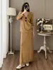 Conjunto casual de dos piezas de punto con cuello en V para mujer, que incluye un top holgado de manga larga y una falda larga de cintura alta y corte fluido, creando un look elegante y con estilo.
