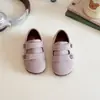 Zapatos casuales de cuero con velcro estilo coreano para niñas, novedad primavera 2026, suela suave, versátiles, tipo Birkenstock para niños y bebés