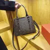 Bolsa Tote de Couro de Alta Qualidade com Estampa Retrô para Mulheres 2025 Nova Bolsa de Ombro Simples de Luxo Acessível Bolsa Transversal