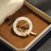 Broche Elegante em Forma de Guirlanda Estilo Fita Micro-Incrustado com Zircônia Moda Simples e Sofisticada Alfinete de Segurança Anti-Exposição Venda por Atacado