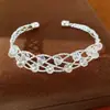 Pulseira oca aberta em trama cruzada com contas, fresca e estilosa, elegante e luxuosa, joia de nicho e sofisticada