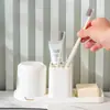Almacenamiento de baño soporte de escritorio para cepillos de dientes suministros domésticos creativos juego de vaso para enjuague bucal de plástico soporte para cepillos de dientes sin perforaciones