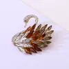Broche Clásico de Cisne de Cristal para Mujer, Broche Animal de Diamantes Degradados de Alta Gama, Lujo Accesible y Pin Versátil para Abrigo