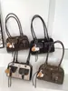 Bolso de Mano de Gama Alta Estilo Bolso de Bolos para Mujer 2025 Otoño e Invierno Nuevo Estilo Lujo Ligero Versátil Nicho Bolso de Hombro Debajo del Brazo Moderno