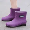 Botas de lluvia de nuevo estilo, cálidas e impermeables, con suelas antideslizantes, caña corta, duraderas, adecuadas para uso en la cocina, zapatos de goma, botines de moda para mujer