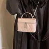 2026 Nova Bolsa Transversal Quadrada Pequena Brilhante de Outono para o Trabalho, Couro Encerado Exquisito de Ombro Único Diária Transversal Moda Feminina
