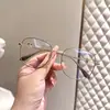 Gafas Elegantes y con Estilo de Montura Grande Que Realzan la Apariencia y Hacen que el Rostro Luzca Más Delgado, Hechas de Aleación de Alta Calidad con un Diseño Artesanal, Se Pueden Adaptar Lentes, Venta Directa del Fabricante