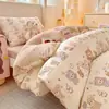 Nuevo Conjunto de Cuatro Piezas de Algodón 100% con Forro de Leche, Estampado Floral de Dibujos Animados, Grado Madre-Bebé, Clase A, Otoño/Invierno 2026, Conjunto de Tres Piezas para Cama de Estudiante
