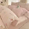 Conjunto de Cuatro Piezas de Algodón Puro Otoño 2025 Ropa de Cama Textil para el Hogar de Nantong Sábana de Cama de Dibujos Animados Funda de Edredón Juego de Tres Piezas