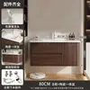 Conjunto de gabinete de baño estilo mediados de siglo de madera de nogal y aluminio de panal, incluyendo un lavabo de cerámica y tocador para el baño