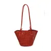 Bolso de mano de mimbre tejido hueco de estilo francés de alta gama, estilo nuevo de primavera 2026, bolso tipo cubo de paja versátil para vacaciones y para ir al trabajo