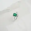 Anel de Prata S925 com Esmeralda Cultivada em Laboratório para Mulheres, Luxo Leve, Versátil para Uso Diário, Deslocamento e Presentear, em Estoque da Fábrica de Origem