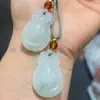 Pingente de Jade Verde Tianshan de Xinjiang com Padrões de Flores Flutuantes, Apresentando Buda, Guanyin e Ruyi, um Pingente de Jade que Dizem Responder a Todos os Pedidos, com Pixiu e Cabaça
