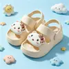 26 estilos de sandálias infantis, sandálias casuais slip-on de sola grossa do Gato KT, sapatos de praia para meninas, chinelos de casa, atacado