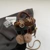Bolso pequeño de lana súper popular para mujer, otoño e invierno 2025, nuevo bolso bandolera con cadena que combina con todo, exquisito mini bolso cuadrado.