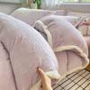 Juego de Cuatro Piezas de Terciopelo de Leche Tallado Clase A Nuevo Invierno 2025 Funda de Edredón Gruesa de Gama Alta Sábana de Cama de Terciopelo Coral Ropa de Cama 3