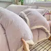 Juego de Cama de Cuatro Piezas de Terciopelo de Leche con Patrón Tallado Clase A 2026 Nuevo Invierno Grosor Alto Funda Nórdica Sábana Ajustada de Coral Fleece Juego de Cama 3