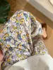Calça comprida de gaze dupla infantil, macia e respirável, cintura elástica, calça pijama estampada de perna larga para meninas, adequada para usar ao ar livre