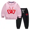 Traje de suéter para niños otoño e invierno 2023 estilo occidental nuevo traje cálido de invierno acolchado de terciopelo de manga larga para niños grandes