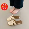 Sandálias rasteirinhas femininas de verão estilo Chanel, versáteis, estilo celebridade da internet, para usar ao ar livre, praia, estilo de férias, chinelos preguiçosos de uma tira