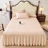 Falda de cama de una sola pieza de algodón cepillado estilo coreano, estilo simple, color sólido, universal para todas las estaciones, amigable con la piel, algodón puro, cubierta de cama antideslizante, juego de tres piezas