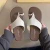 Sandalias planas metálicas antideslizantes retro versátiles con anillo para el dedo del pie para mujer, nuevo estilo de verano 2026 chanclas de playa