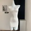 Vestido justo cinza de modal com detalhes em renda, pura sedução, com alças e bojos embutidos, adequado para usar em saídas.
